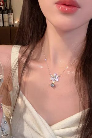 2025 Christmas Snowflake Pearl Necklace - High-End Winter Sweater Chain for Women, Exquisite Clavicle Accessory