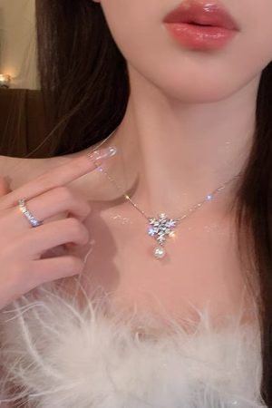 2025 Christmas Snowflake Pearl Necklace - High-End Winter Sweater Chain for Women, Exquisite Clavicle Accessory