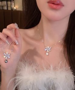 2025 Christmas Snowflake Pearl Necklace - High-End Winter Sweater Chain for Women, Exquisite Clavicle Accessory