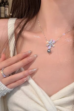 2025 Christmas Snowflake Pearl Necklace - High-End Winter Sweater Chain for Women, Exquisite Clavicle Accessory