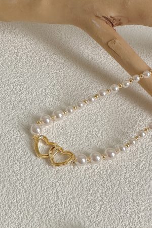2025 French Style High-End Hollow Heart Pearl Choker Necklace - Short, Niche Design for Elegant Fashion