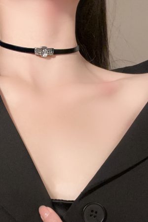 2025 High-End Collarbone Chain Choker Necklace for Women - Light Luxury Niche Sweet Cool Design
