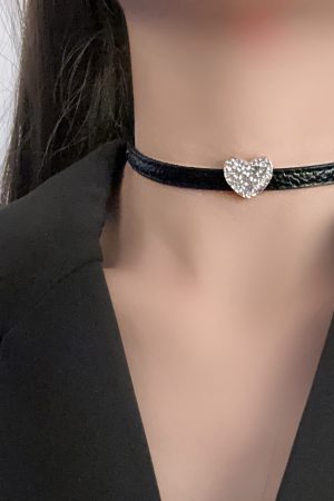 2025 High-End Collarbone Chain Choker Necklace for Women - Light Luxury Niche Sweet Cool Design