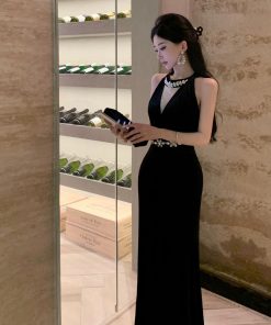 2025 Women's Evening Gown - High-End Long Golden Velvet Halter Dress for Banquets & Annual Meetings, Elegant & Sexy Style