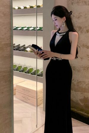 2025 Women's Evening Gown - High-End Long Golden Velvet Halter Dress for Banquets & Annual Meetings, Elegant & Sexy Style