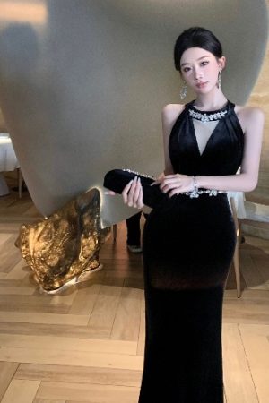 2025 Women's Evening Gown - High-End Long Golden Velvet Halter Dress for Banquets & Annual Meetings, Elegant & Sexy Style