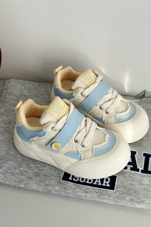 2025 Women's Thick-Soled Retro Casual Bread Shoes, Niche Versatile White Sneakers for Trendy Y2K Style