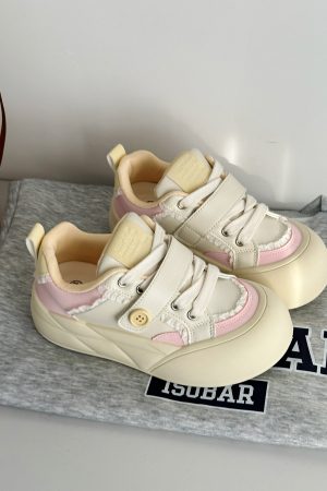 2025 Women's Thick-Soled Retro Casual Bread Shoes, Niche Versatile White Sneakers for Trendy Y2K Style