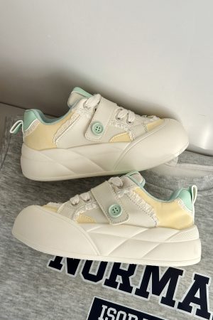 2025 Women's Thick-Soled Retro Casual Bread Shoes, Niche Versatile White Sneakers for Trendy Y2K Style