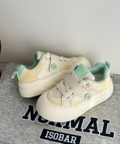 2025 Women's Thick-Soled Retro Casual Bread Shoes, Niche Versatile White Sneakers for Trendy Y2K Style