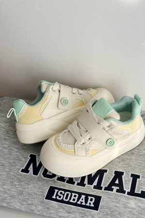 2025 Women's Thick-Soled Retro Casual Bread Shoes, Niche Versatile White Sneakers for Trendy Y2K Style