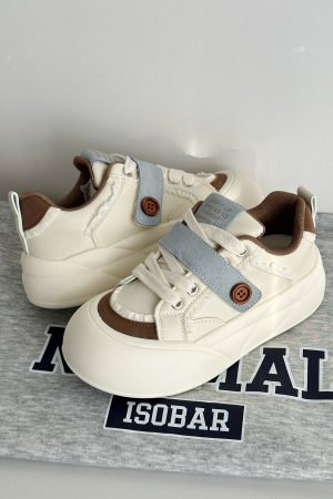 2025 Women's Thick-Soled Retro Casual Bread Shoes, Niche Versatile White Sneakers for Trendy Y2K Style
