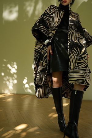 90s High-Design Printed Black Tea Cape Quilt Jacket - 90% White Duck Down, Stylish and Warm Outerwear for a Chic Look