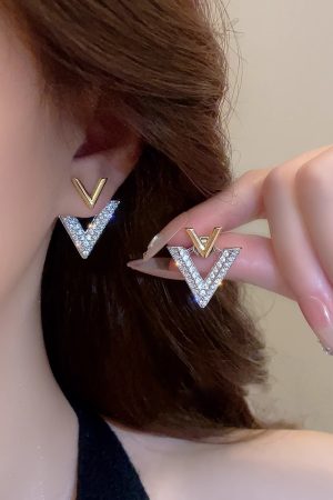 925 Silver Diamond Inlaid Letter V Earrings - Exquisite Minimalist Style, Fashionable Light Luxury Accessories