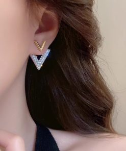 925 Silver Diamond Inlaid Letter V Earrings - Exquisite Minimalist Style, Fashionable Light Luxury Accessories