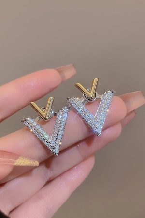 925 Silver Diamond Inlaid Letter V Earrings - Exquisite Minimalist Style, Fashionable Light Luxury Accessories