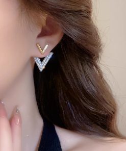 925 Silver Diamond Inlaid Letter V Earrings - Exquisite Minimalist Style, Fashionable Light Luxury Accessories
