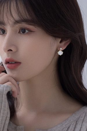 925 Silver Needle Cloud Pearl Earrings - Exquisite Minimalist Design, High-End Light Luxury Statement Jewelry