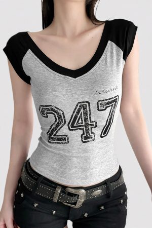 American Retro Black and Gray Color Block V-Neck Short Sleeve T-Shirt - Casual Sports Top for a Stylish 90s Inspired Look