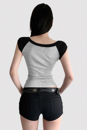 American Retro Black and Gray Color Block V-Neck Short Sleeve T-Shirt - Casual Sports Top for a Stylish 90s Inspired Look