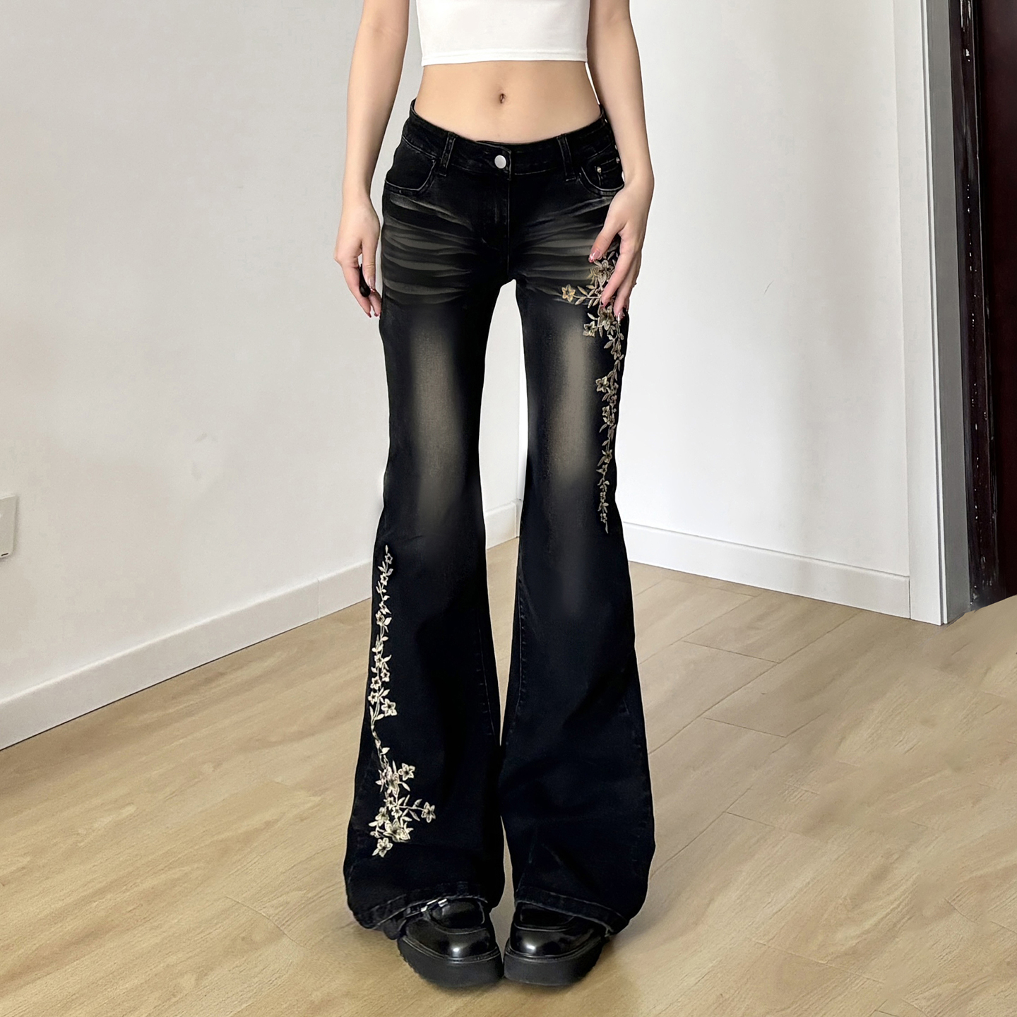 American Vintage Style Plant Embroidery Washed White Low Waist Flare Jeans for Women - 90s Inspired Fashion American Vintage Style Plant Embroidery Washed White Low Waist Flare Jeans for Women - 90s Inspired Fashion