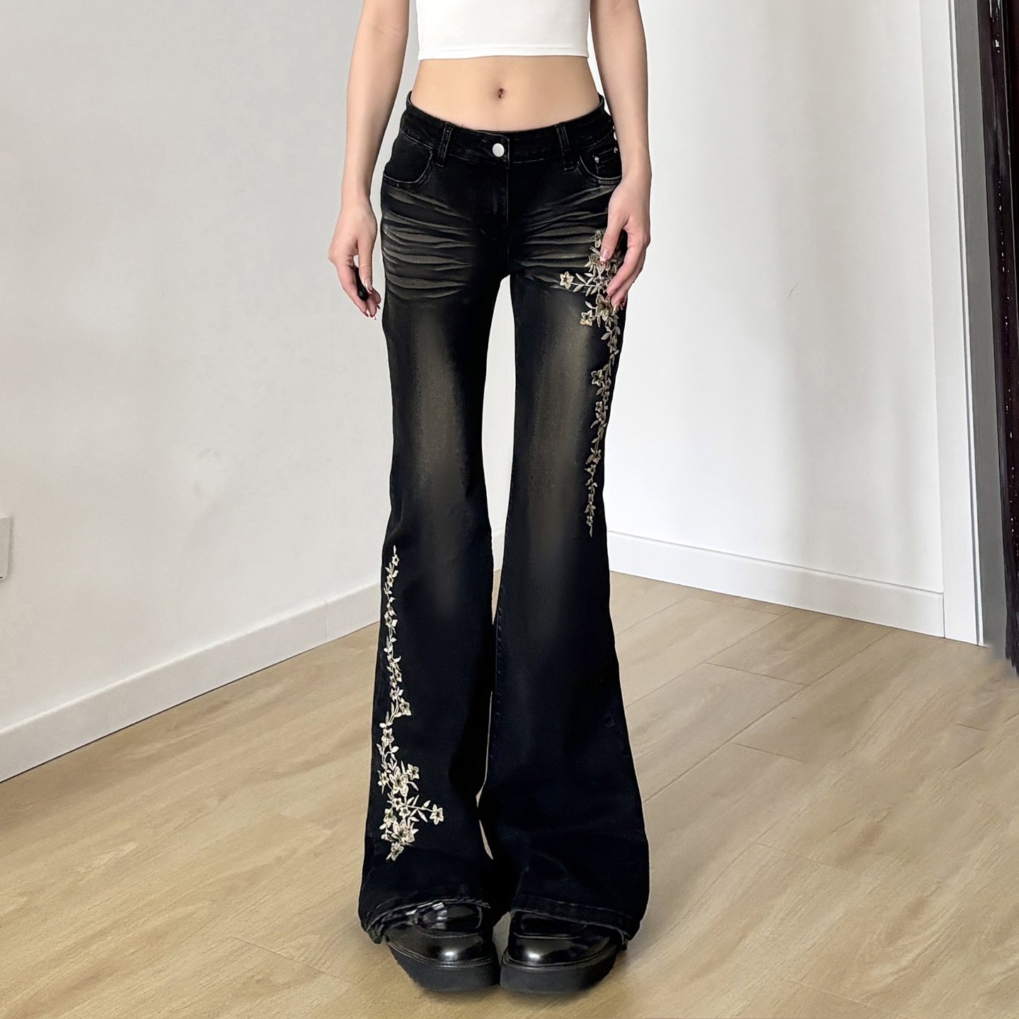 American Vintage Style Plant Embroidery Washed White Low Waist Flare Jeans for Women - 90s Inspired Fashion American Vintage Style Plant Embroidery Washed White Low Waist Flare Jeans for Women - 90s Inspired Fashion