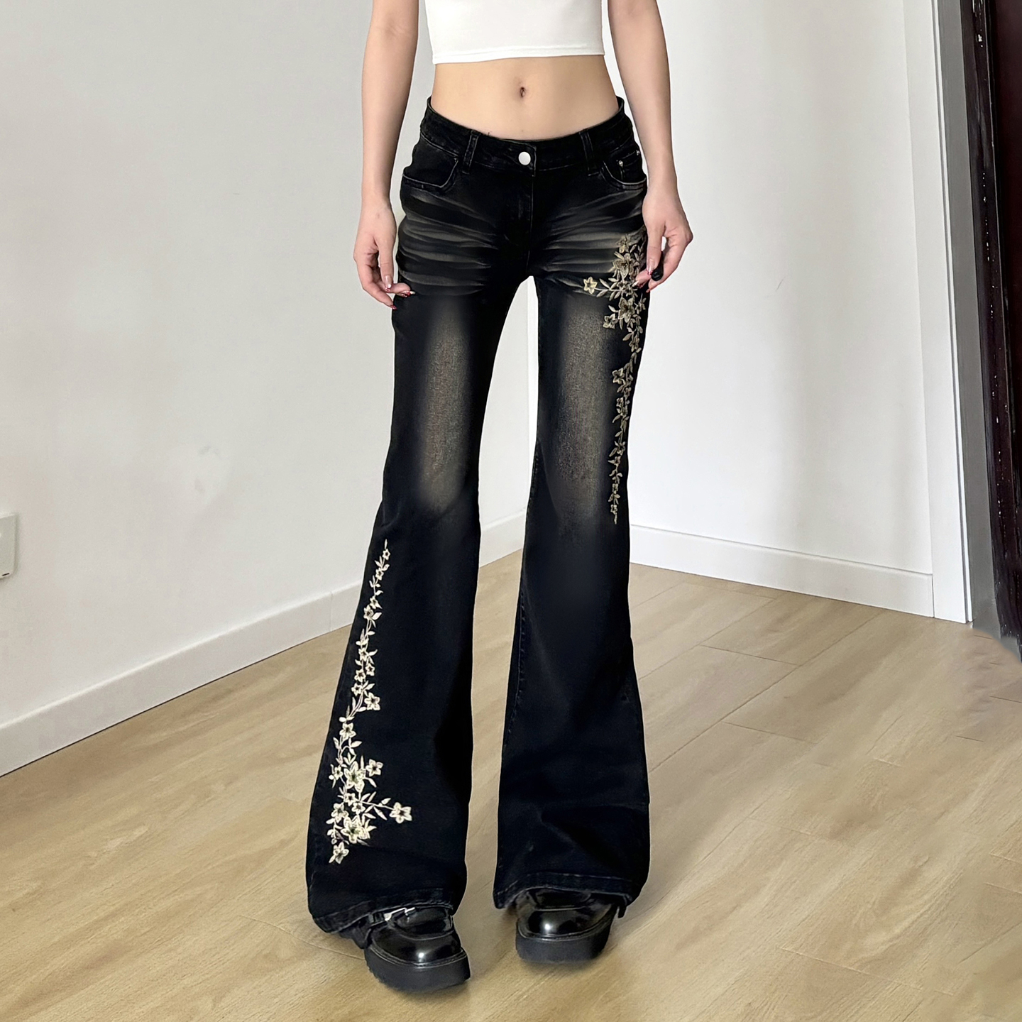 American Vintage Style Plant Embroidery Washed White Low Waist Flare Jeans for Women - 90s Inspired Fashion American Vintage Style Plant Embroidery Washed White Low Waist Flare Jeans for Women - 90s Inspired Fashion