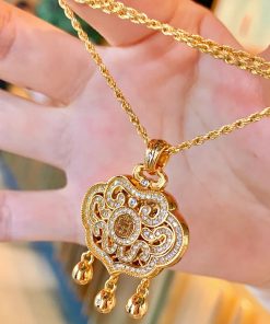 Ancient-Style Gold Sand Diamond Flower Silk Longevity Lock Pendant Necklace for Women - Lightweight Luxury 2025 Versatile Accessory