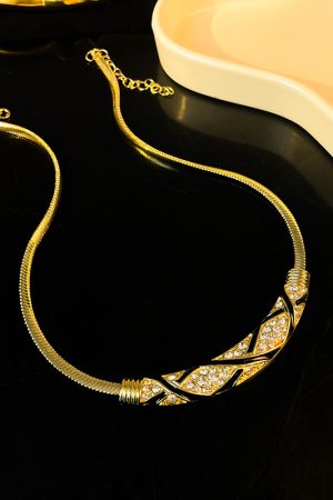 Arc-Shaped Vintage Floral Pattern Necklace - Light Luxury Minimalist Clavicle Chain for Women - 2025 Fashion Accessory