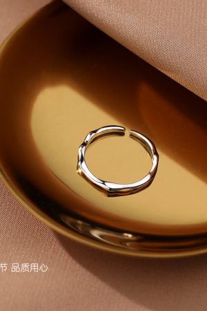 Asymmetric Wave Design Women's Ring - Korean Minimalist Style, Irregular Flowing Look, Trendy Cold Weather Accessory