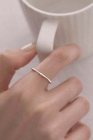 Asymmetric Wave Design Women's Ring - Korean Minimalist Style, Irregular Flowing Look, Trendy Cold Weather Accessory