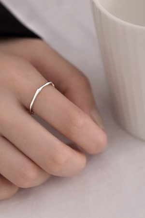 Asymmetric Wave Design Women's Ring - Korean Minimalist Style, Irregular Flowing Look, Trendy Cold Weather Accessory