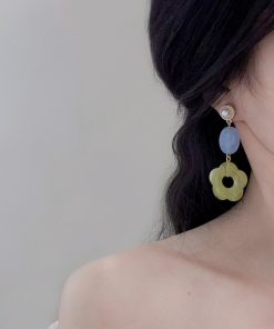 Asymmetrical Five-Petal Flower Pearl Earrings - Cute Colorful Studs for Women, High-End Fashion, Niche Floral Jewelry