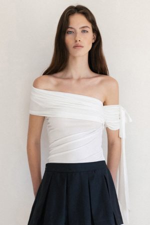 Asymmetrical Off-Shoulder Pleated Slim-Fit Top - Elegant Flowing Strap Knitted Short Sleeve T-Shirt for Chic Casual Style