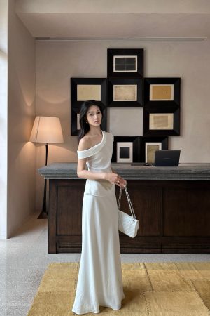 Asymmetrical Pleated Off-Shoulder Top in Linen Tencel - Chic Old Money Style for Effortless Elegance