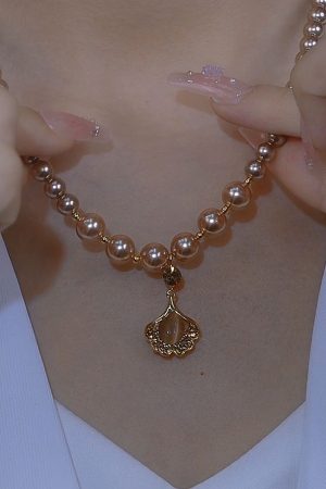 Autumn/Winter 2025 Ginkgo Leaf Pearl Necklace Light Luxury High-End Collarbone Chain Niche Design Jewelry for Elegant Style