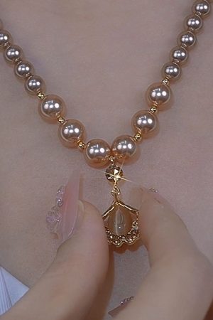 Autumn/Winter 2025 Ginkgo Leaf Pearl Necklace Light Luxury High-End Collarbone Chain Niche Design Jewelry for Elegant Style
