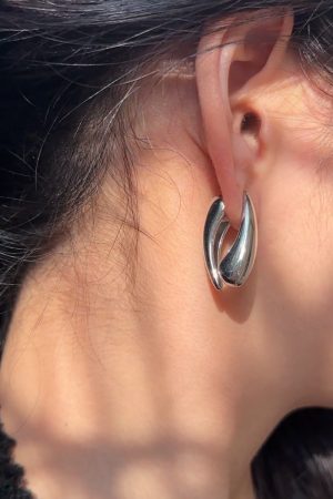 Avant-Garde Minimalist Water Drop Silver Needle Earrings - Trendy European and American Fashion Statement Jewelry