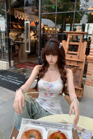 Beautiful Slimming White Tank Top for Women - Summer Floral Design, Perfect for 90s and Y2K Style