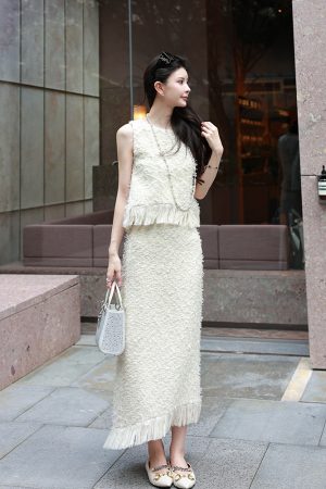 Beige Round Neck Sleeveless Wind Vest for Women, Fashionable Small Fragrance Top, Versatile Layering Piece, Y2K Style