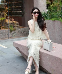 Beige Round Neck Sleeveless Wind Vest for Women, Fashionable Small Fragrance Top, Versatile Layering Piece, Y2K Style