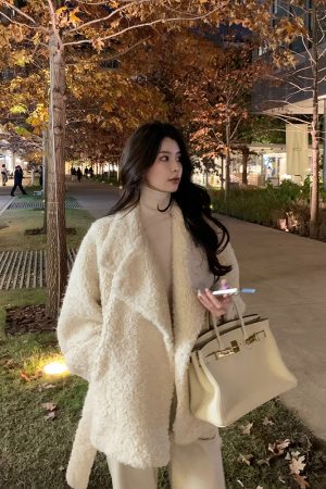 Beige Thickened Lapel Fur Coat for Women - Waist-Defining Design, Chic Winter Style, Perfect for Y2K and 90s Inspired Fashion