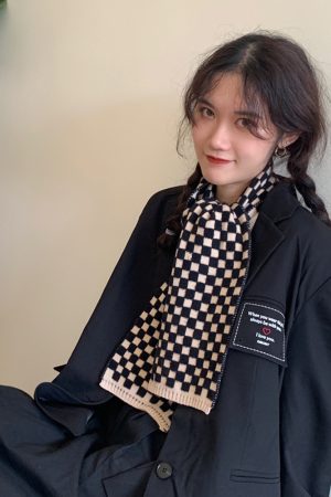 Black and White Checkered Korean-Style Short Scarf for Women, Knitted Warm Neck Warmer for Autumn and Winter, Cute Student Accessory