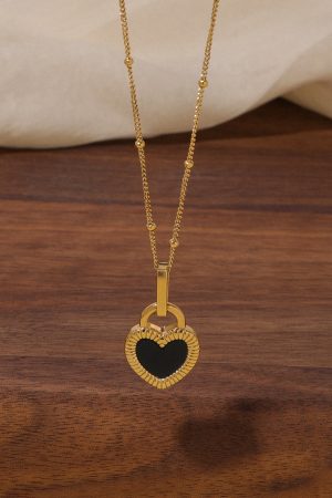 Black and White Double-Sided Shell Heart Pendant Necklace - French Style Light Luxury Clavicle Chain for Women