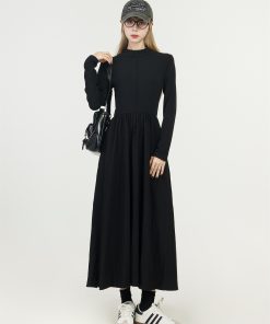 Black Hepburn-Style Knitted Dress for Women - Waist-Cinching, Slimming A-Line Dress for Autumn and Winter Fashion
