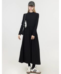 Black Hepburn-Style Knitted Dress for Women - Waist-Cinching, Slimming A-Line Dress for Autumn and Winter Fashion