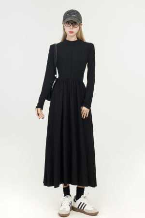 Black Hepburn-Style Knitted Dress for Women - Waist-Cinching, Slimming A-Line Dress for Autumn and Winter Fashion