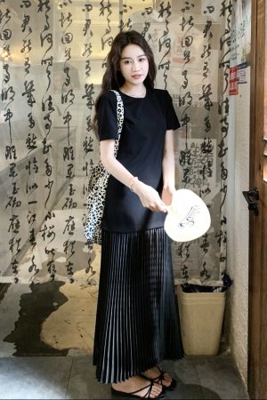 Black Hepburn-Style Pleated T-Shirt Dress for Women - 2025 Summer Slim Fit, Light and Elegant Temperament Fashion