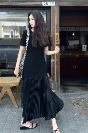 Black Hepburn-Style Pleated T-Shirt Dress for Women - 2025 Summer Slim Fit, Light and Elegant Temperament Fashion