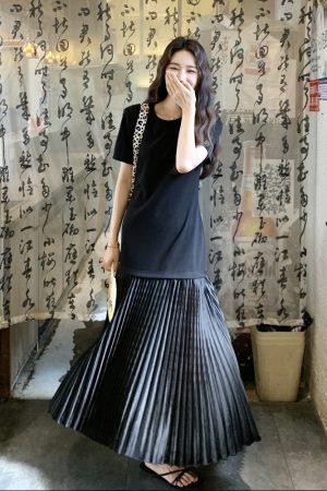 Black Hepburn-Style Pleated T-Shirt Dress for Women - 2025 Summer Slim Fit, Light and Elegant Temperament Fashion